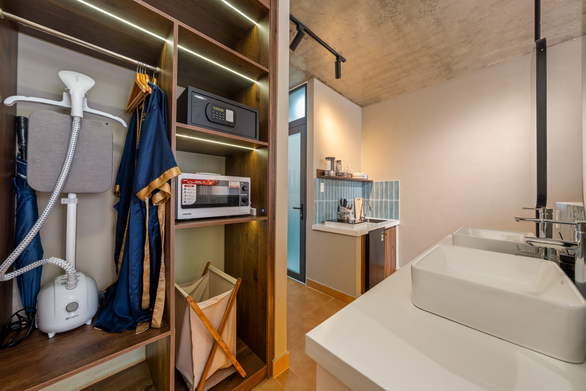 Wardrobe, kitchenette and guest amenities