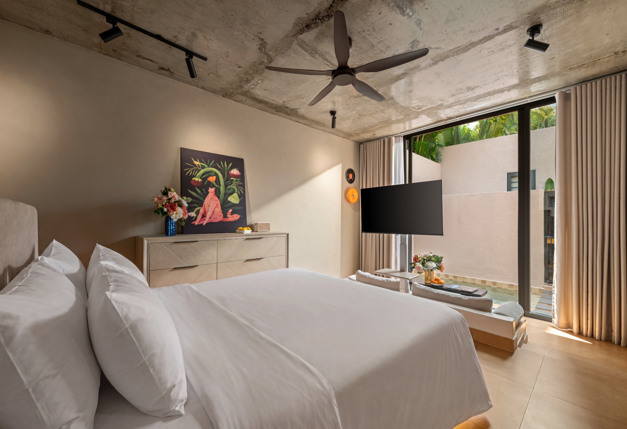 King bedroom overlooking the pool